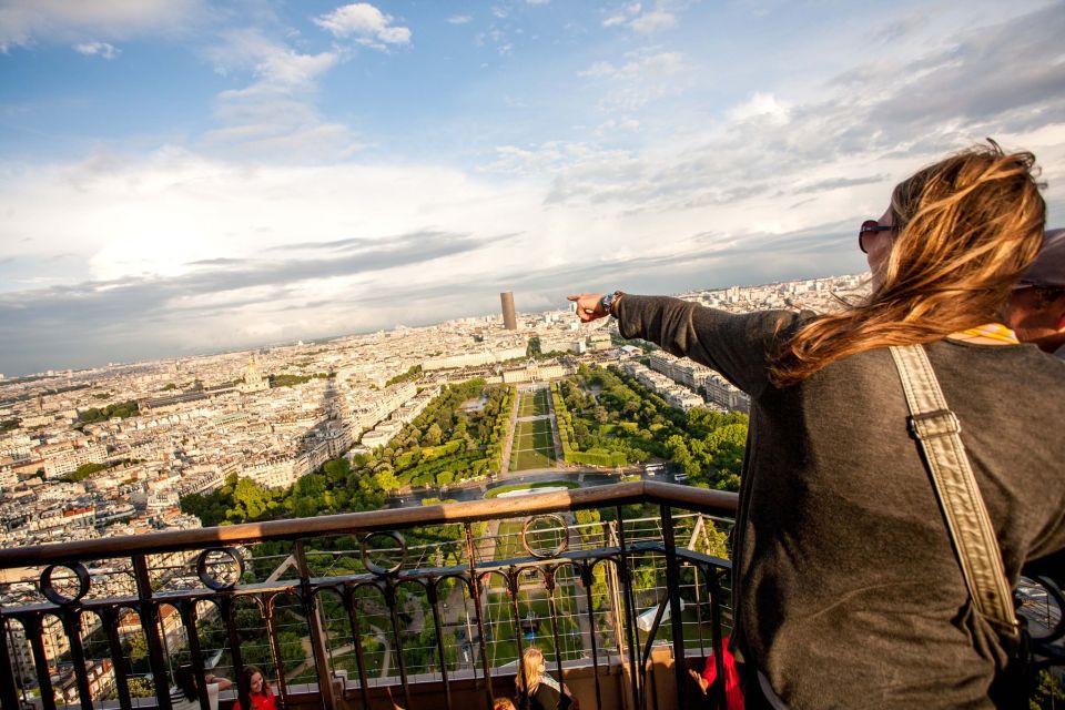 Paris: City Tour by Bus with Eiffel Tower & Optional Summit - Chasing the illuminated boulevard highlights: Champs Elysées and the Louvre at night