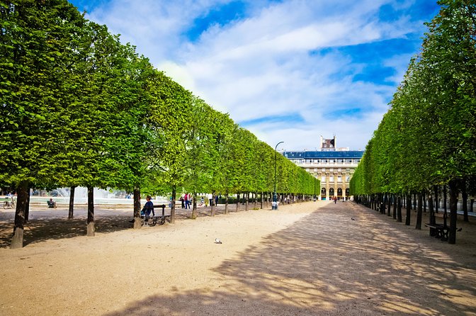 Paris City Tour by Coach with Sightseeing Seine River Cruise - The Audio App and Earphones: The Part That Can Make or Break Your Experience
