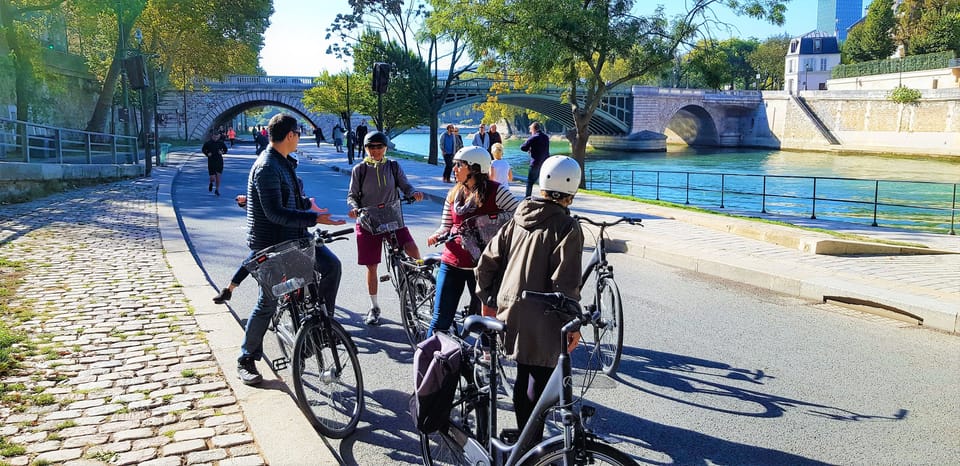 Paris: City Treasures Bike Tour - Meeting the guide at Hôtel de Ville and keeping your ride smooth