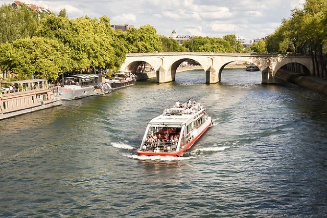 Paris: Cruise on The Canal Saint Martin and The Seine River - Seine highlights in one smooth loop: Île Saint-Louis to Notre-Dame and beyond