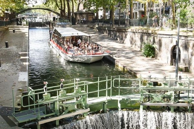 Paris: Cruise on The Canal Saint Martin and The Seine River - Comfort, drinks, and where to sit when the boat gets busy