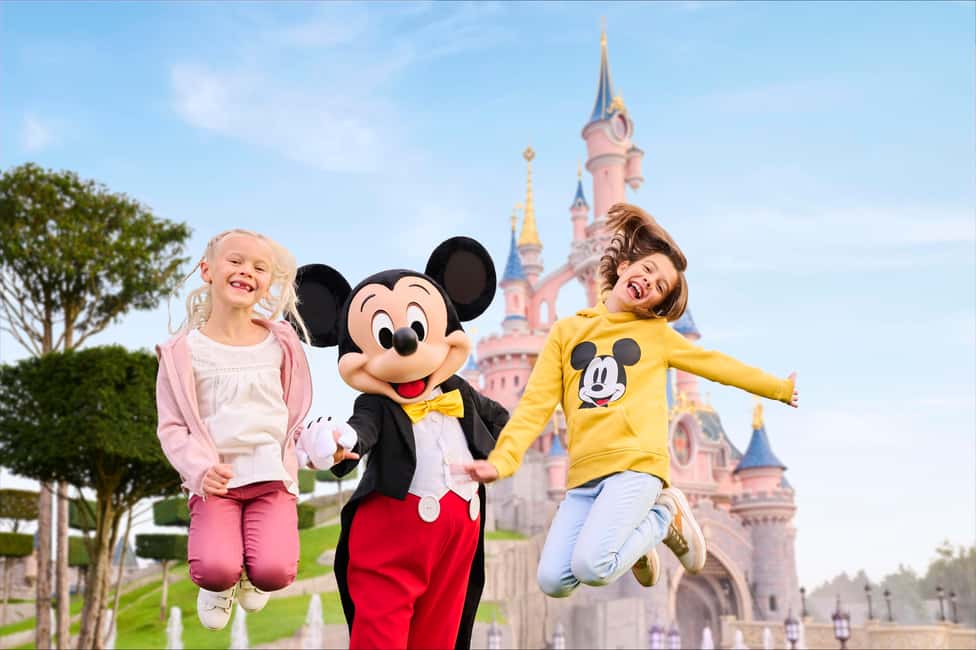 Paris: Disneyland Paris Ticket with Transfer - Coach Transfers: Comfortable Ride, Real-Time Schedule
