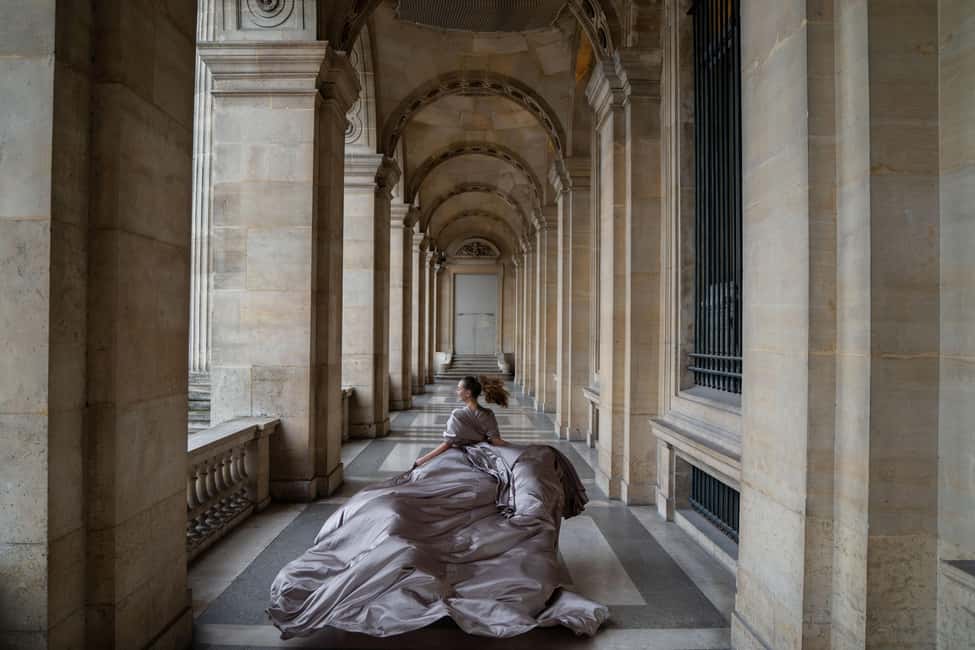 Paris: Eiffel Tower Flying-Dress Photoshoot jonadress - Weather, open spaces, and practical planning