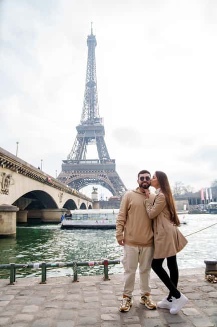 Paris: Eiffel Tower Photoshoot with a Professional - Meet-up at the Eiffel Tower: the first moments matter