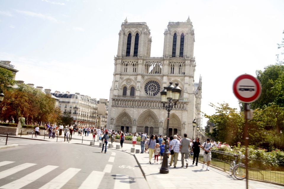 Paris: Eiffel Tower Tickets and City Bus Tour - The Audio App, 3D Reconstructions, and the Mini Treasure Hunt