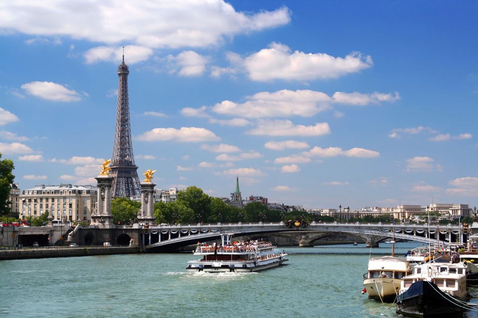 Paris: Eiffel Tower Tour & Seine River Cruise Tour - The walk to the Eiffel Tower: hearing the Iron Lady story in real time