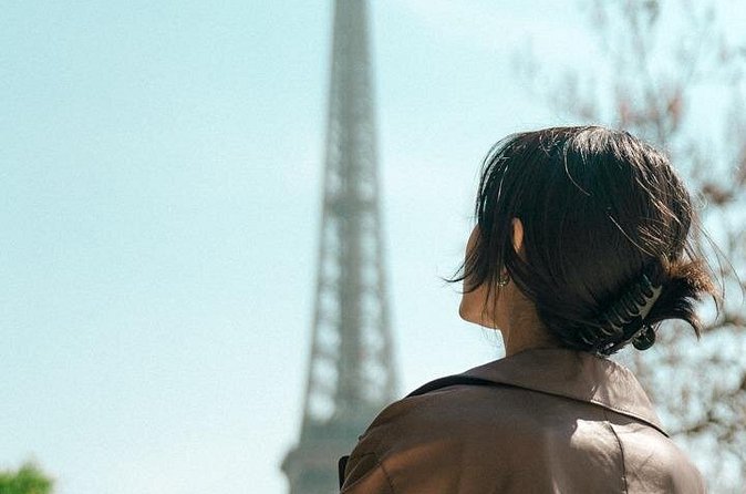 Paris: Eiffel Tower Vintage Photoshoot - The photographer’s role and language support
