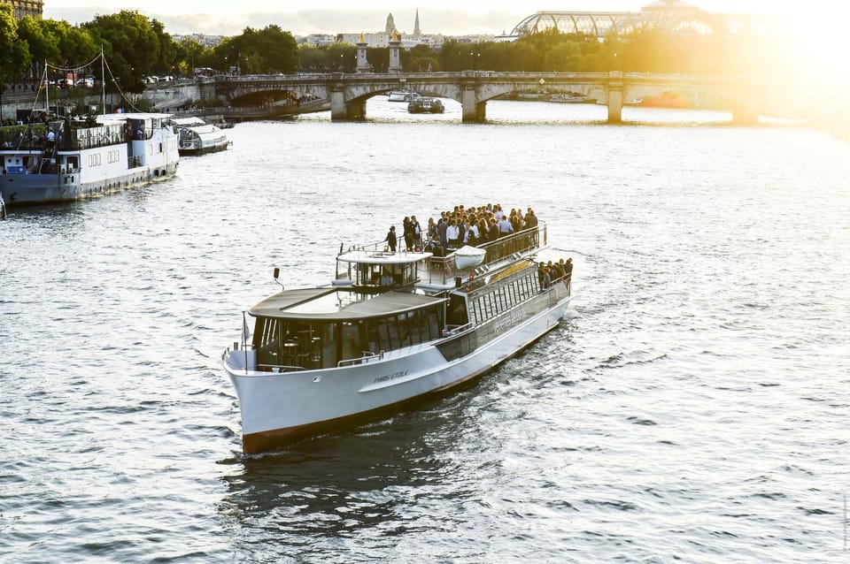 Paris: Evening River Cruise with Music - Drinks and timing: how the included glass changes the experience
