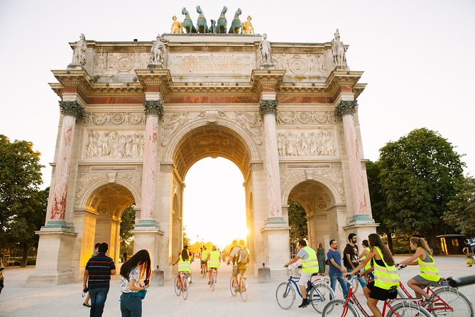 Paris Evening Snapshot Bike Tour - Real Paris traffic and how the guides keep it safe