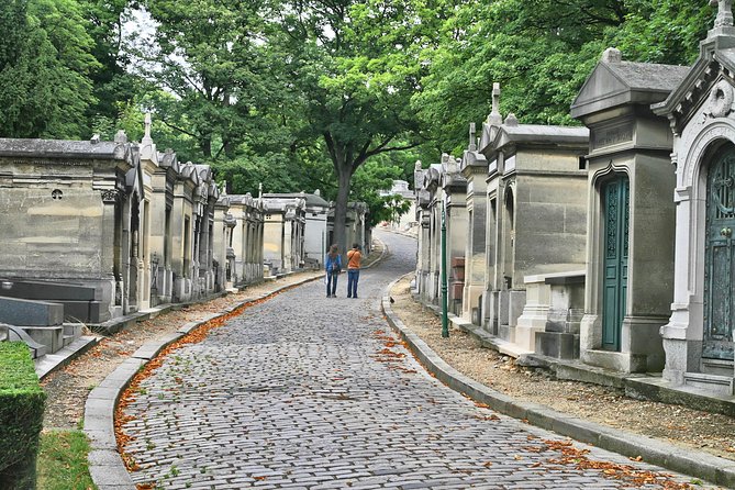 Paris: Famous Graves of Pere Lachaise Cemetery Guided Tour - Why Père Lachaise works better with a guide than alone
