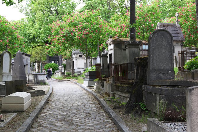 Paris: Famous Graves of Pere Lachaise Cemetery Guided Tour - The two-hour walk: what the pace feels like