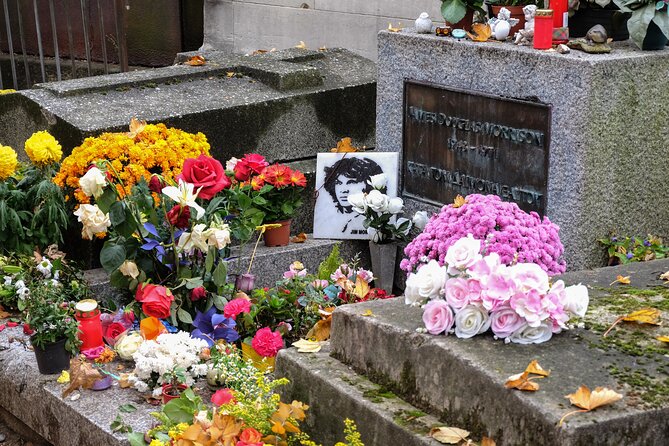 Paris: Famous Graves of Pere Lachaise Cemetery Guided Tour - Jim Morrison and the graffiti: when fandom takes over