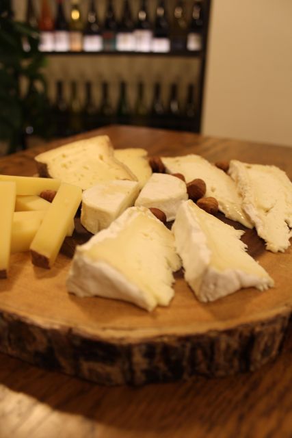 Paris: French Wine and Cheese Guided Tasting - The tasting flow: 2 whites, 2 reds, then Champagne with cheese