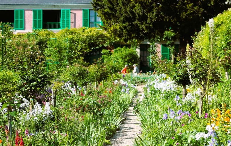 Paris: Giverny Gardens Day Trip with Professional Tour Guide - Who will get the most from this trip