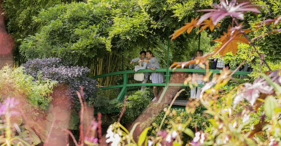 Paris: Giverny & Versailles Small Group or Private Tour - Guide experience: when good interpretation turns rooms into a story