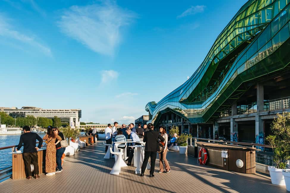 Paris: Gourmet Dinner Cruise on Seine River with Live Music - Live singer, then DJ dance set: the entertainment arc