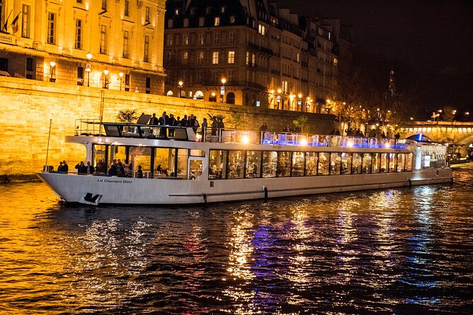 Paris Gourmet Dinner Seine River Cruise with Singer and DJ Set - Place de la Concorde, Pont Neuf, and the bridge moments