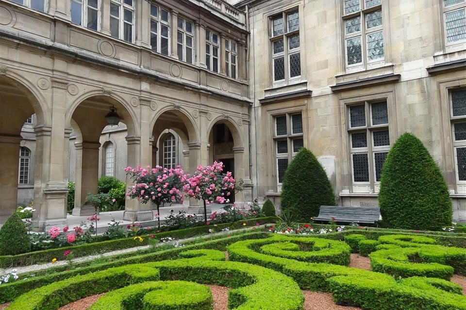 Paris: Guided tour of Marais in German - Place des Vosges: the oldest square that teaches you how Marais was designed
