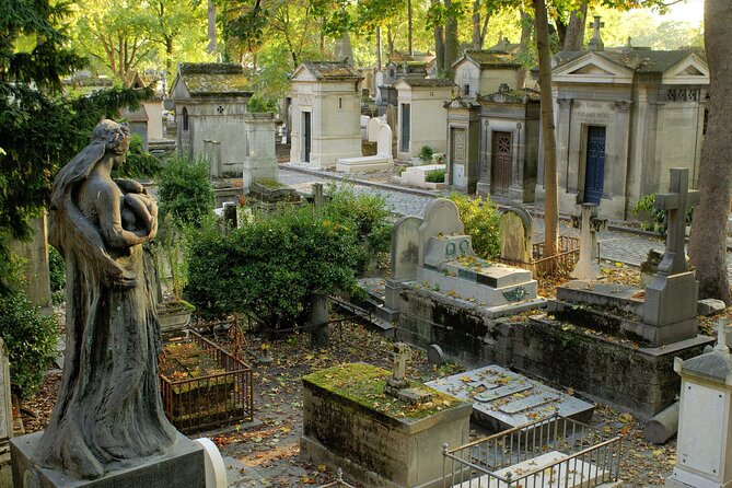 Paris: Haunted Père Lachaise Cemetery Guided Tour - Meeting at the Main Entrance and Getting Oriented Fast