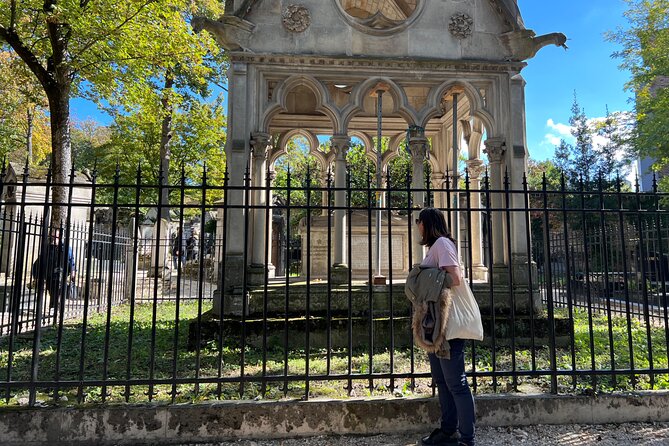 Paris: Haunted Père Lachaise Cemetery Guided Tour - Guides Matter: Storytelling Style Is Part of the Product