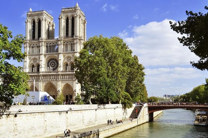 Paris Highlights Immersive Coach Tour - The coach ride: recorded audio, earbuds, and what the host actually does