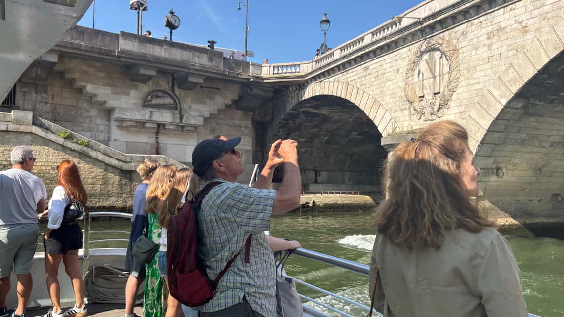 Paris: Hop-On Hop-Off Seine Cruise Pass with 9 Stops - Place de la Concorde and Invalides: Grand Squares and Napoleon’s Tomb Views