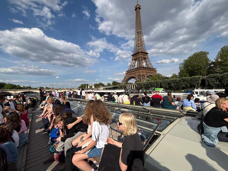 Paris: Illuminations River Cruise with Audio Commentary - Hôtel de Ville: A Quick Hit of City Power