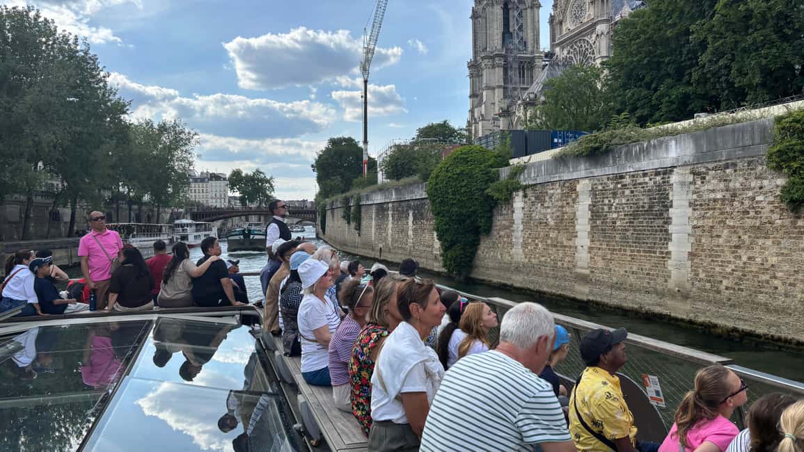 Paris: Illuminations River Cruise with Audio Commentary - Onboard Layout: Where You’ll Want to Stand for Photos