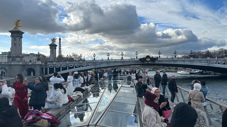 Paris: Illuminations River Cruise with Audio Commentary - Audio Commentary and the Smartphone App: Don’t Board Without a Charged Phone