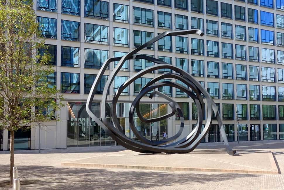 Paris: La Défense Modern District Walking Tour - The contrast between La Défense and historic Paris