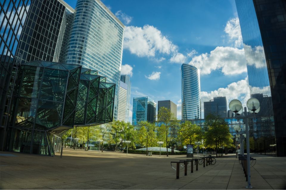 Paris: La Défense Private Guided Tour - Walking the two-hour La Défense route
