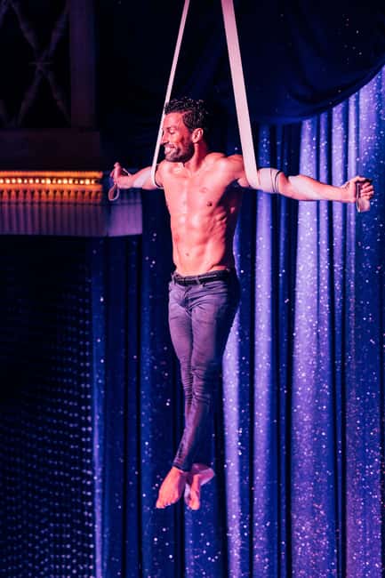 Paris: La Nouvelle Eve Cabaret Dinner Show - La Nouvelle Eve in Montmartre: what the venue feels like