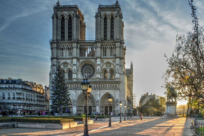 Paris Latin Quarter Walking Tour plus Seine River Cruise Option - The Seine River cruise upgrade: Eiffel Tower start, 1 hour on the water