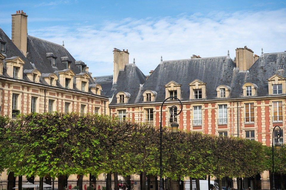 Paris: Le Marais Highlights Guided Small Group Walking Tour - Medieval Paris Footprints: Philippe Auguste Wall and the Old Street Logic
