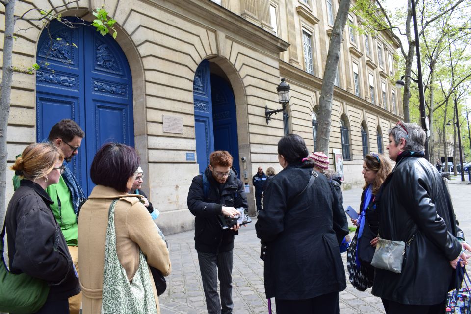 Paris: Le Marais & Montmartre Jewish History Walking Tour - Mémorial de la Shoah: a solemn stop with context