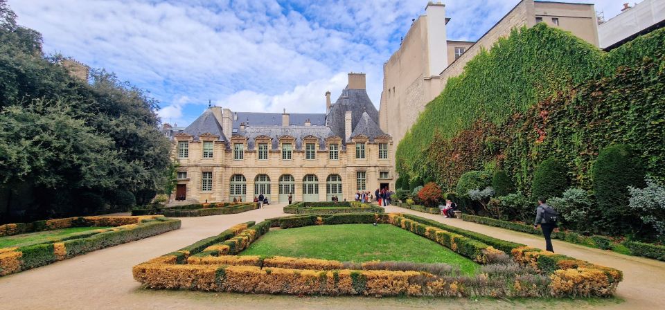 Paris Le Marais Walking Tour: Small Group Experience - Hôtel de Sully and private mansion architecture