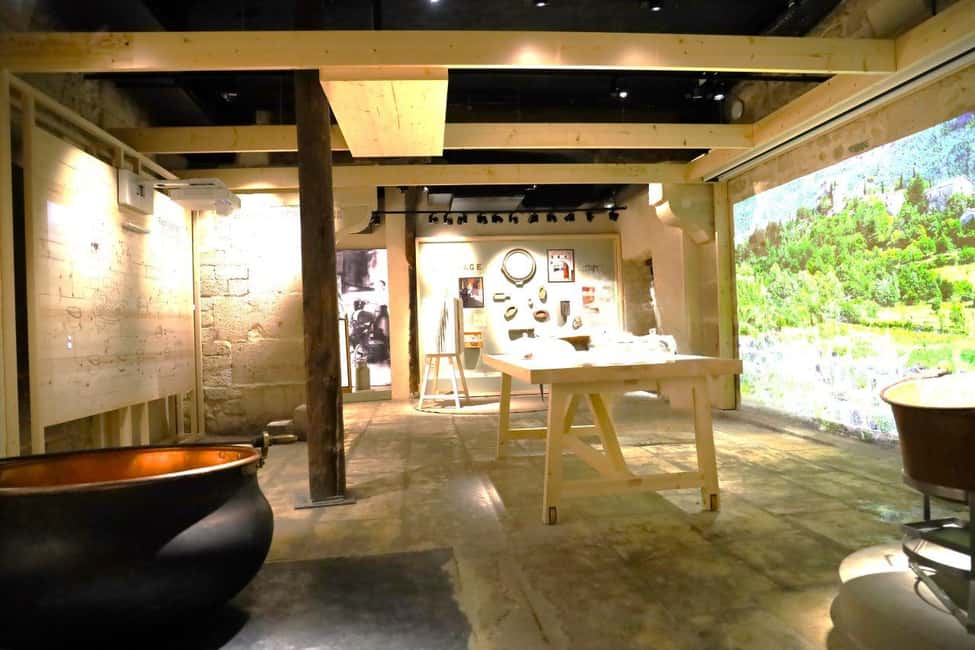 Paris: Living Cheese Museum Guided Tour with Cheese Tasting - Finding the Living Cheese Museum on Île Saint-Louis