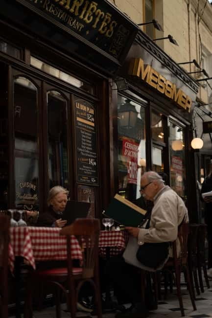 Paris: Local Secrets and Passageways Walking Tour - Palais Brongniart and the city of finance