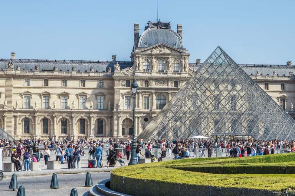 Paris: Louvre Museum Access with Host and Hop-On Hop-Off Bus - Price and value: where $122 per person makes sense