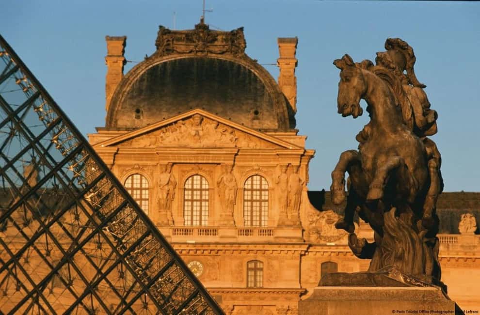 Paris: Louvre Museum Hosted Entry and Mona Lisa Audioguide - Getting to the Mona Lisa: Timed Ticket + English Audio Guide