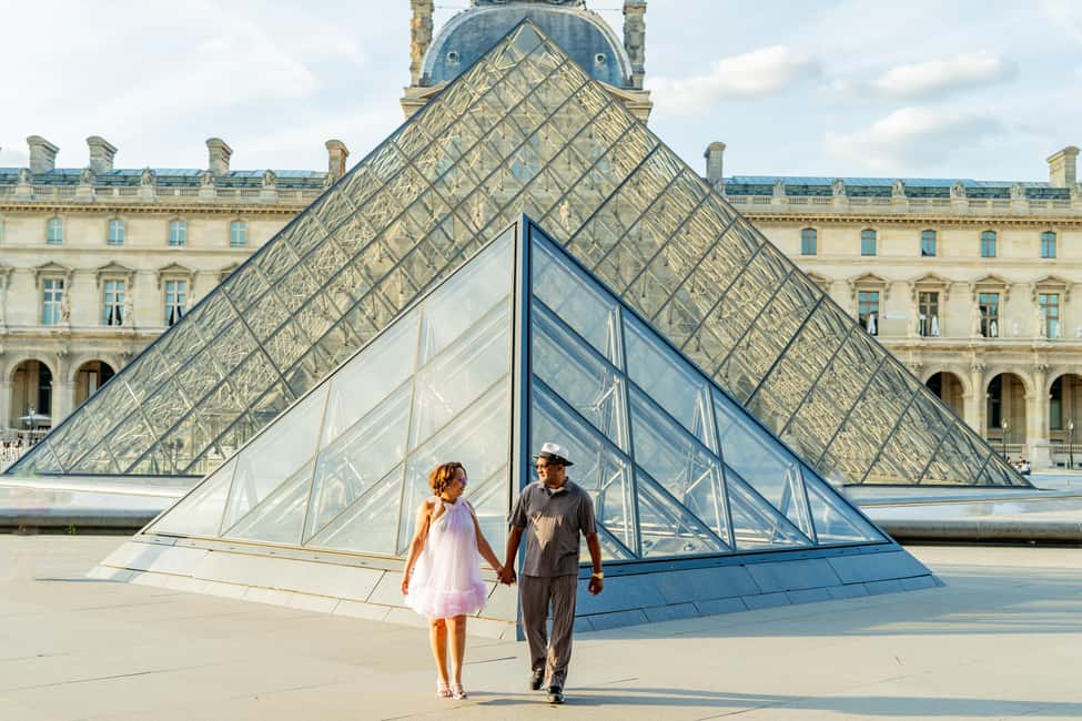Paris: Louvre Photo Shoot - Comfort and coaching: how photographers handle real people