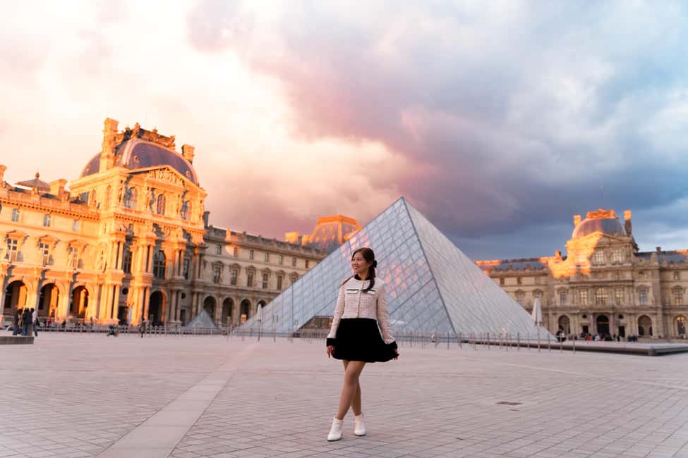Paris: Louvre photoshoot or Seine bridges Eiffel Tower walk - Price and value: $53 for a group up to 5