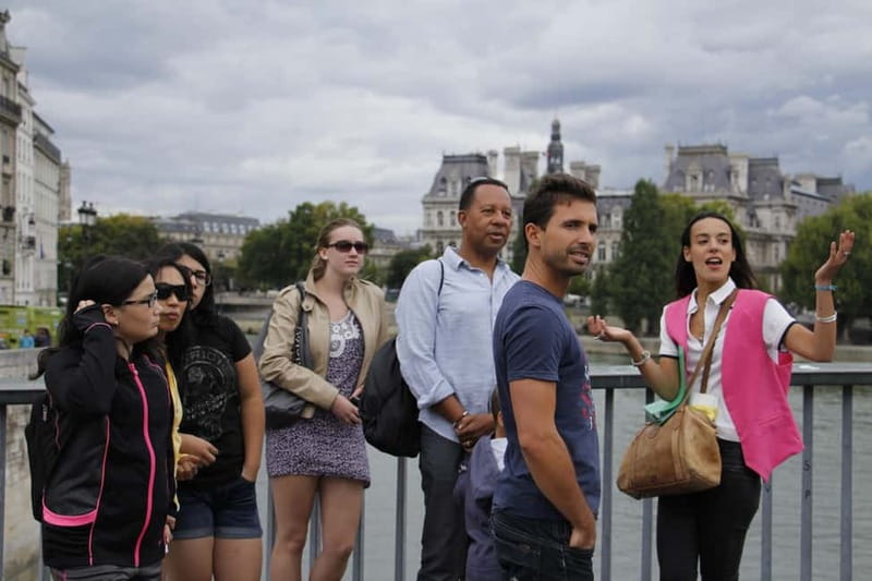 Paris: Marais without crowds. Guided Tour. - 90 minutes that actually feel manageable: pace, group size, and your guide’s pink-vest magic