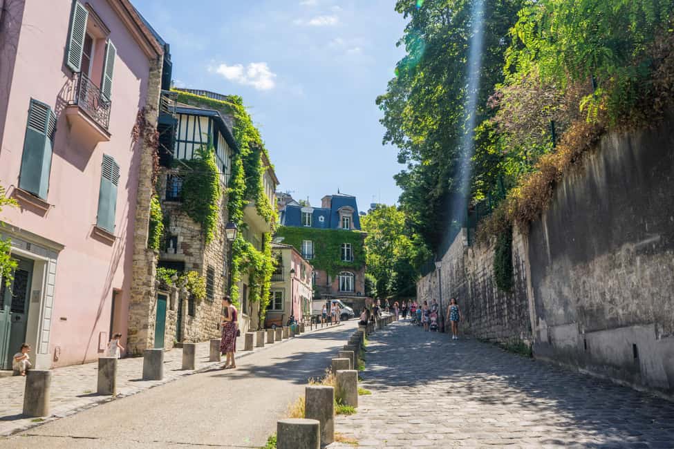 Paris Montmartre: 2-Hour City Tour in German - Place du Tertre: The Artist Square, Explained Like a Real Place