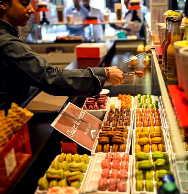 Paris: Montmartre Chocolate & Pastries Tour with 8+ Tastings - Stop 1: the airy meringue that sets your taste buds up
