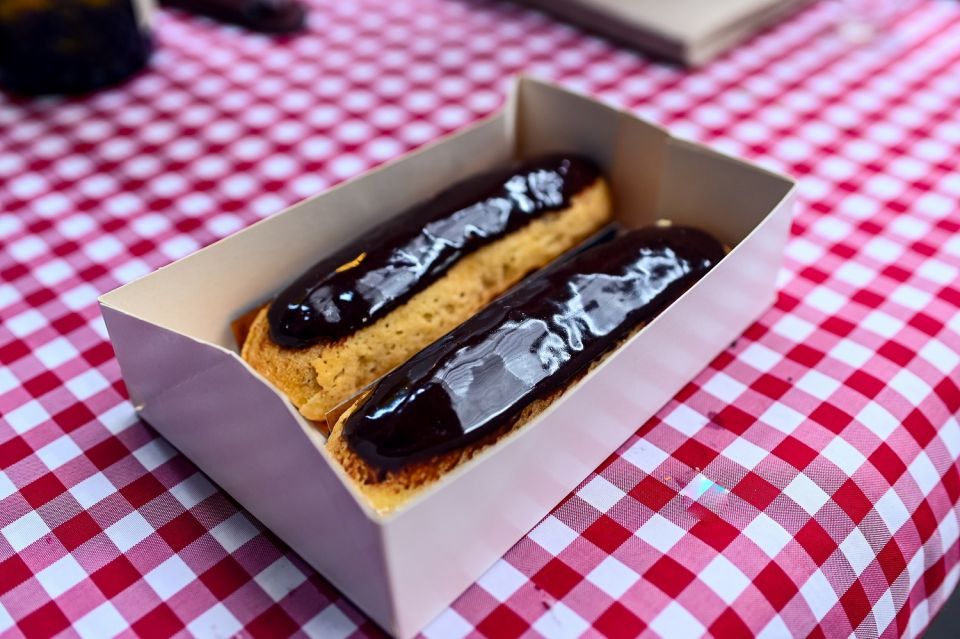 Paris: Montmartre Chocolate & Pastries Tour with 8+ Tastings - Eclairs, macarons, and cocoa: the finish near Montmartre monuments