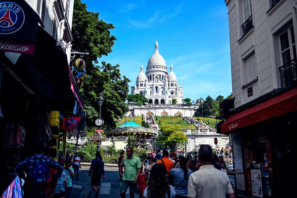 Paris: Montmartre Food Tour with 10 Local Tastings & Wines - Crêpes versus galettes: the street-food stop that teaches a real difference