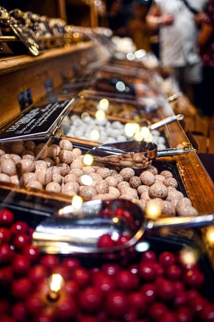 Paris: Montmartre Food Tour with 10 Local Tastings & Wines - The Montmartre market and lunch break: a real feel for the neighborhood