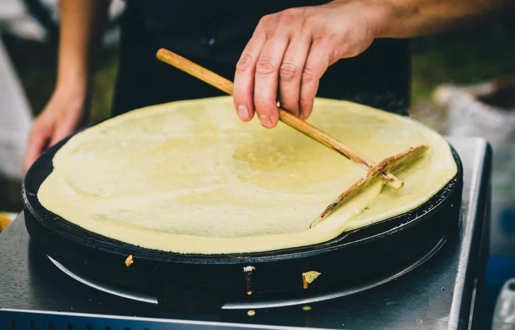 Paris: Montmartre Food Tour with Full Meal - Sacré-Cœur finish: crêpes, macarons, and a final Montmartre payoff