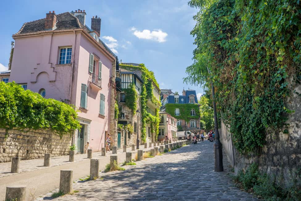 Paris: Montmartre Group Tour in German - Sacré-Cœur Basilica: the viewpoint payoff and the calm after the climb